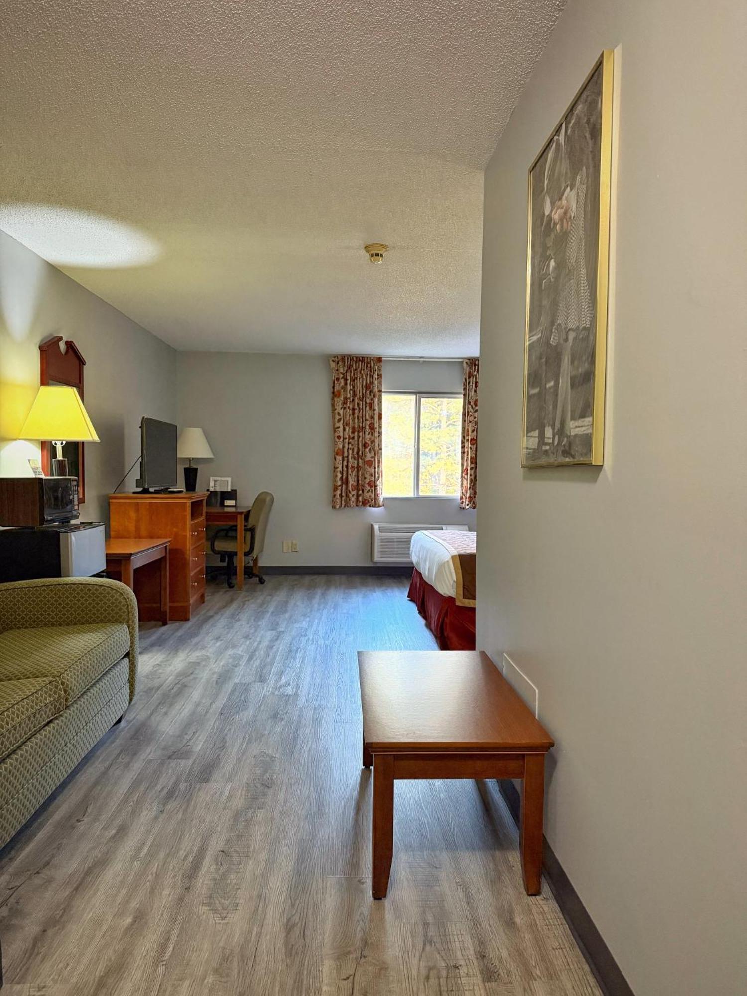 Lake Tree Inn & Suites Маріон Екстер'єр фото