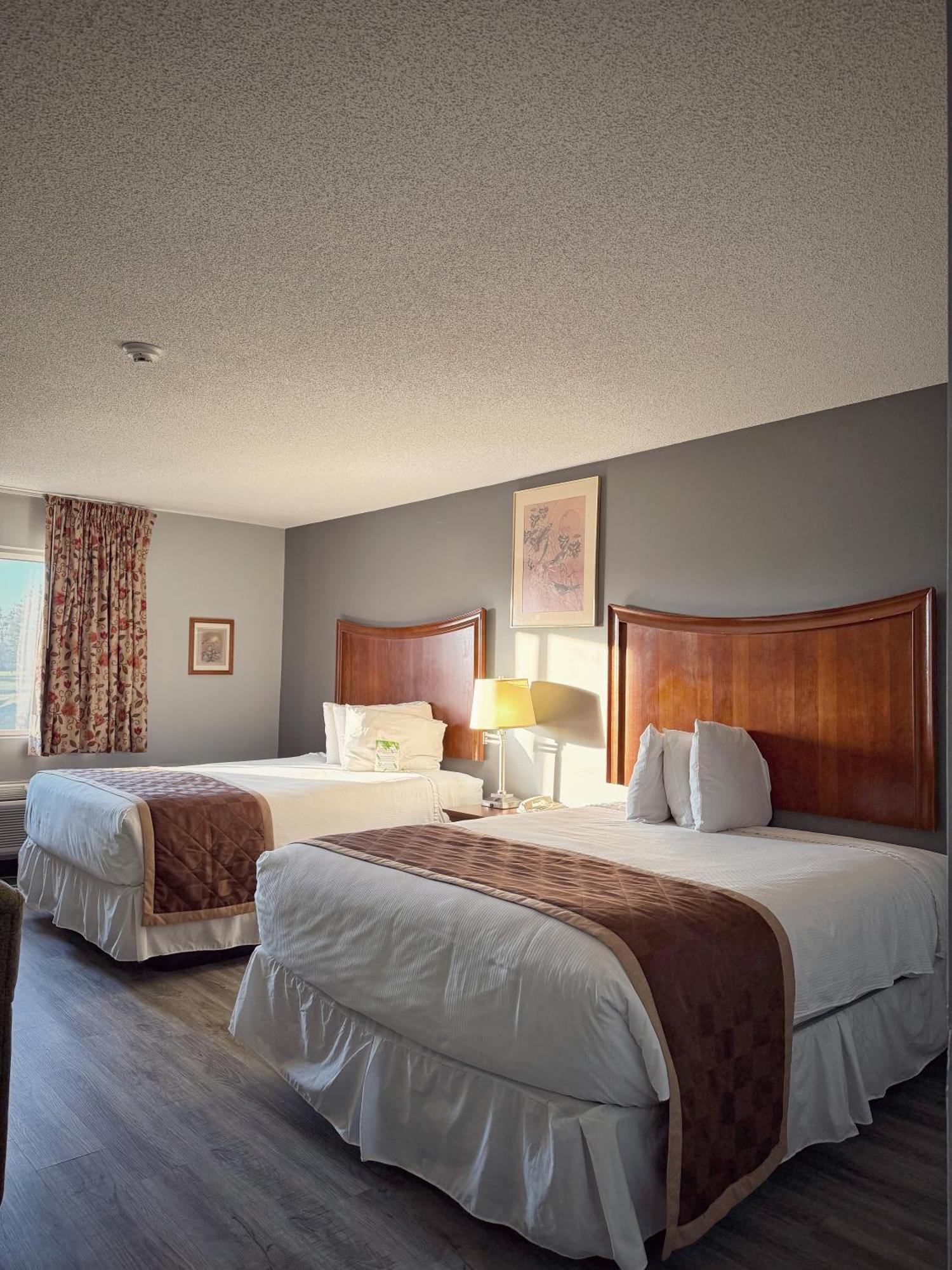 Lake Tree Inn & Suites Маріон Екстер'єр фото