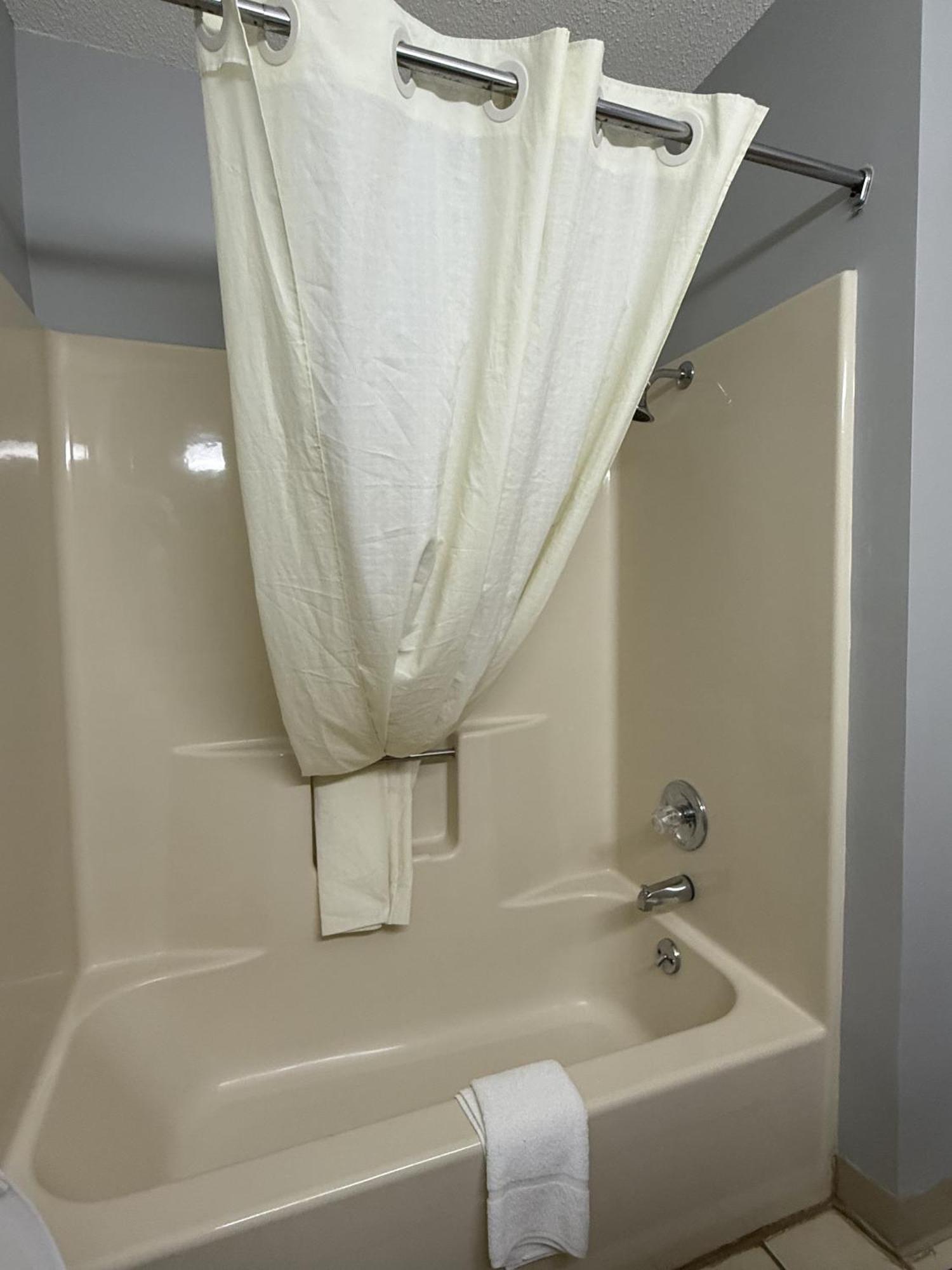 Lake Tree Inn & Suites Маріон Екстер'єр фото