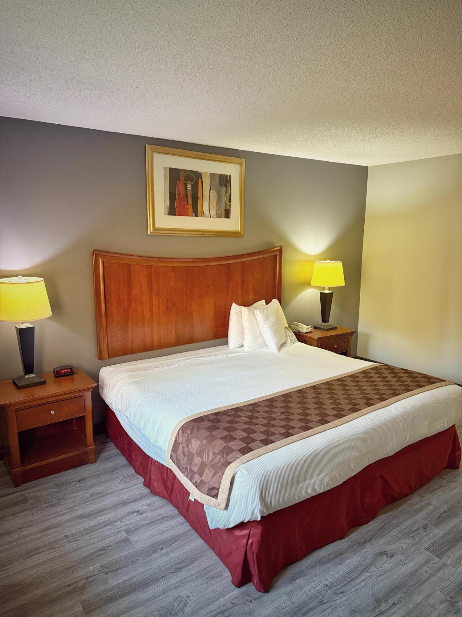 Lake Tree Inn & Suites Маріон Екстер'єр фото