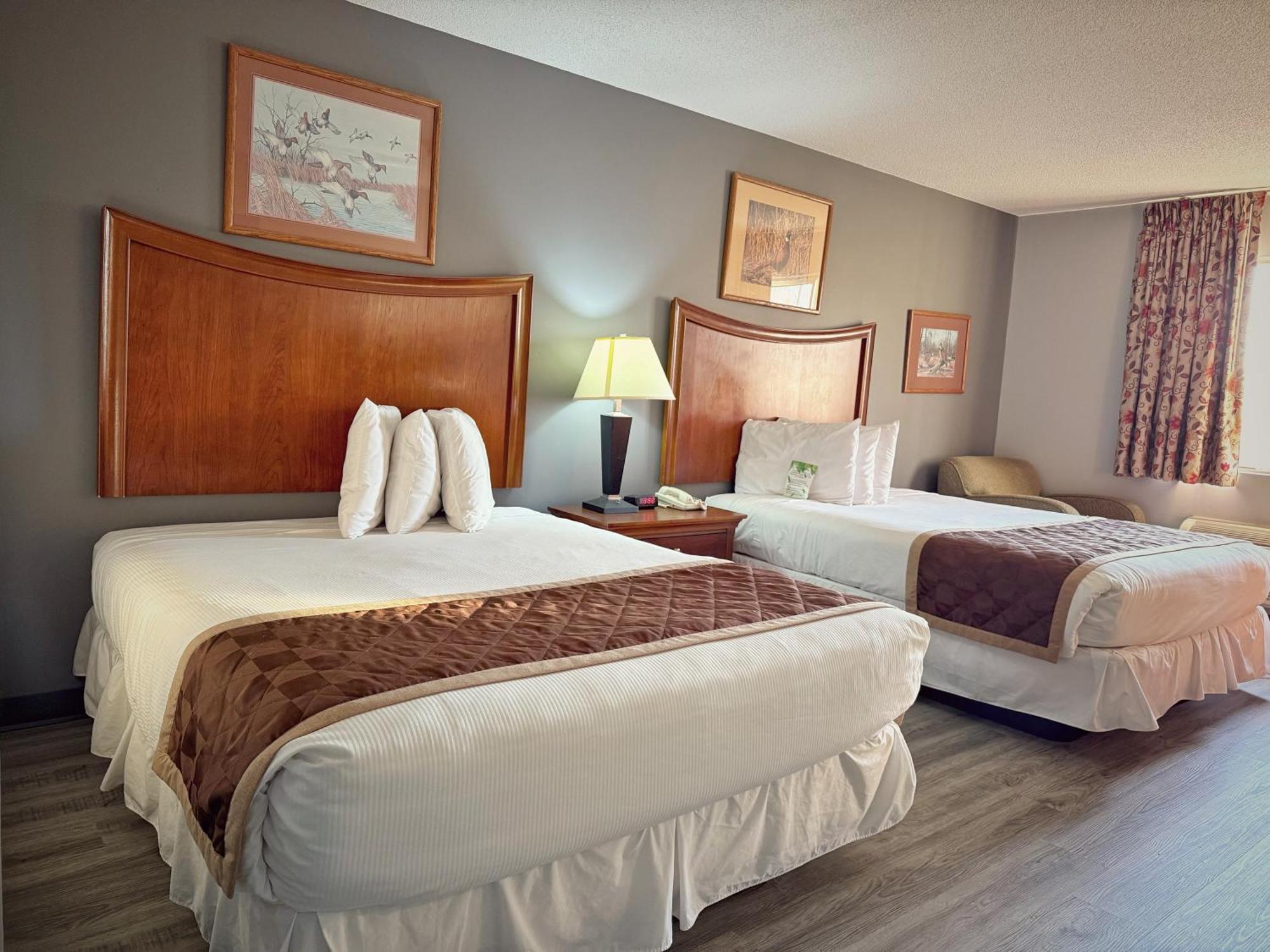 Lake Tree Inn & Suites Маріон Екстер'єр фото