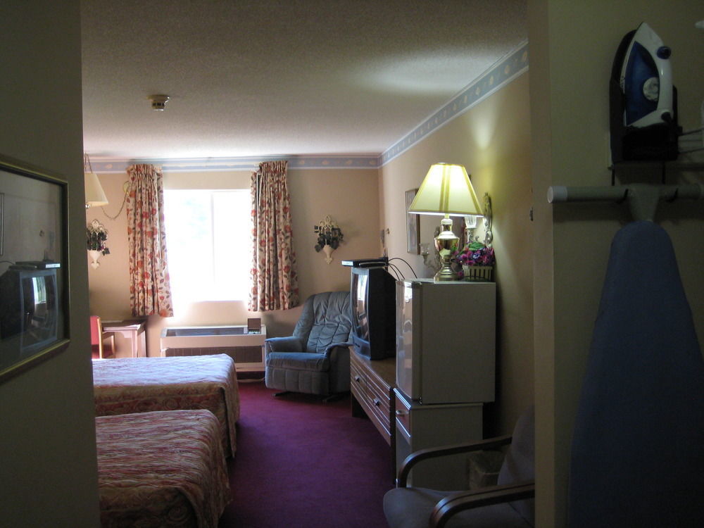 Lake Tree Inn & Suites Маріон Екстер'єр фото
