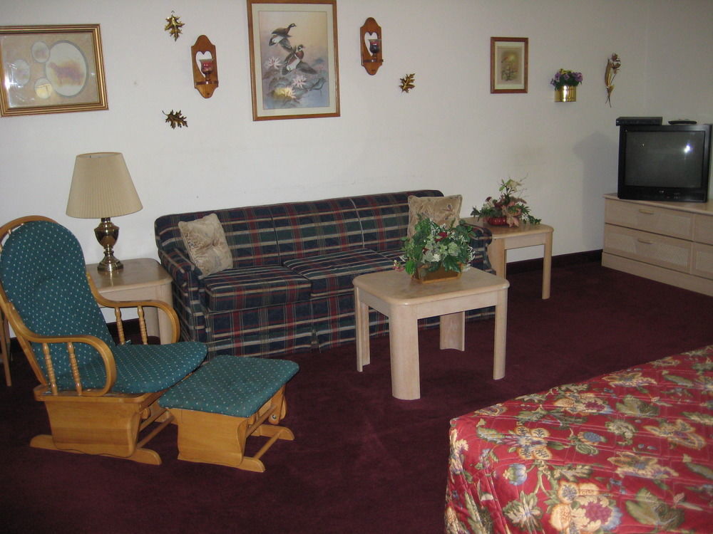 Lake Tree Inn & Suites Маріон Екстер'єр фото