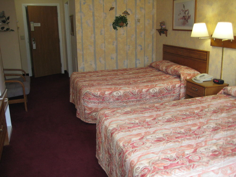 Lake Tree Inn & Suites Маріон Екстер'єр фото
